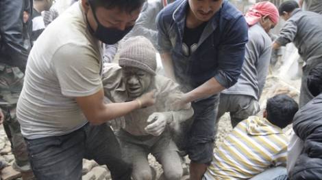 Thời sự chiều ngày 26/4/2015: Con số thương vong trong vụ động đất 7,8 độ rích te tại Nepal đã vượt qua 2 nghìn người. Công tác cứu hộ vẫn đang diễn ra khẩn trương.