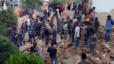 Thời sự đêm ngày 30/4/2015: Đến tối nay nhóm công tác của Đại sứ quán Việt Nam đã đến Nepal hỗ trợ công dân Việt Nam các nhu yếu phẩm cần thiết.