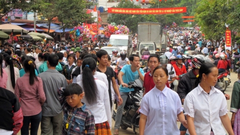 Thời sự trưa ngày 04/4/2015: Ngay tại hội nghị xúc tiến đầu tư vùng Tây Bắc đã có 29 đơn vị tài trợ cho công tác An sinh xã hội vùng Tây Bắc, với tổng nguồn vốn tài trợ đạt 502 tỷ đồng.