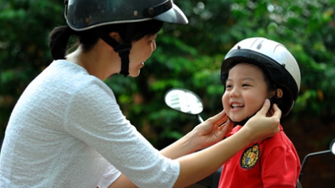 Thời sự trưa ngày 05/4/2015: Bắt đầu từ ngày mai thực hiện đợt cao điểm tuyên truyền, xử lý vi phạm về quy định đội mũ bảo hiểm cho trẻ em khi lưu thông bằng xe đạp điện, xe gắn máy.