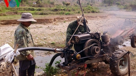 Thời sự đêm ngày 04/4/2015: Khô hạn, thiếu nước ngọt nghiêm trọng tại nhiều nơi trong cả nước, nguyên nhân không chỉ do thời tiết mà còn do con người can thiệp thô bạo vào nguồn nước.