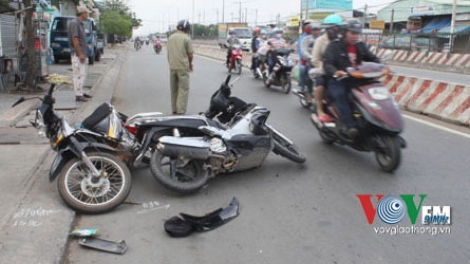 Thời sự trưa ngày 01/5/2015:Ngày thứ 3 của kỳ nghỉ lễ, cả nước xảy ra 41 vụ tai nạn giao thông đường bộ, làm chết 17 người, bị thương 31 người.