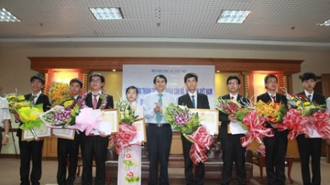 Thời sự trưa ngày 12/5/2015: Bộ Giáo dục và Đào tạo đón và vinh danh đoàn học sinh dự thi Olympic Vật lý Châu Á 2015 vừa trở về.
