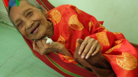 Thời sự chiều 13/5/2015: Cụ bà Nguyễn Thị Trù, 122 tuổi, chính thức được Hiệp hội Kỷ lục Thế giới trao bằng xác lập kỷ lục "Người phụ nữ cao tuổi nhất thế giới".