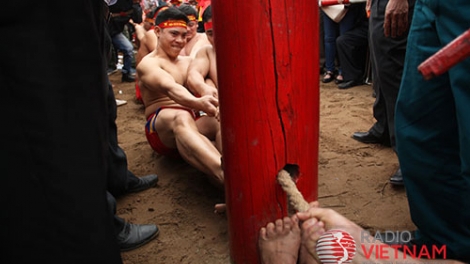 Tầm nhìn UNESCO ngày 16/5/2015: Nghi thức kéo co ngồi trong Hội đến Trấn Vũ, Long Biên, Hà Nội.