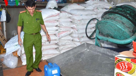 Thời sự đêm ngày 17/5/2015: Cơ quan chức năng Bình Thuận bắt quả tang các đối tượng chế biến đường cát bằng hóa chất độc hại axít photphoric.