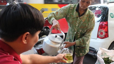 “Chén trà tình người” của một người nghèo giúp những người khó khăn hơn giữa thủ đô Hà Nội.