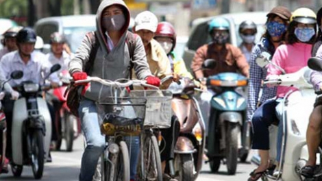 Thời sự trưa ngày 27/5/2015: Nắng nóng lên đến gần 40 độ C tiếp tục trên diện rộng gây ảnh hưởng nghiêm trọng tới sức khỏe, sinh hoạt, sản xuất của người dân.