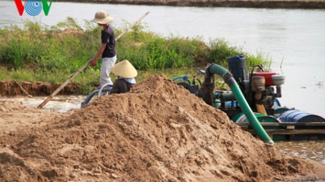 Thời sự trưa ngày 03/5/2015: Tây Nguyên: Hút hết cát sông, tấn công lên bờ.