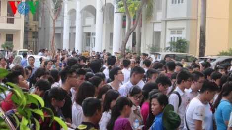 Thời sự trưa ngày 30/5/2015: Hơn 45.000 thí sinh dự Kỳ thi đánh giá năng lực phục vụ tuyển sinh đại học chính quy vào Đại học Quốc gia Hà Nội bước vào ngày thi đầu tiên.