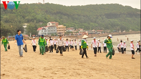 Biển đảo Việt Nam ngày 1/6/2015: Chung tay bảo vệ môi trường biển xanh sạch đẹp.