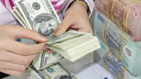 Thời sự đêm ngày 07/5/2015: Ngân hàng Nhà nước công bố điều chỉnh tỷ giá bình quân liên ngân hàng giữa đồng Việt Nam và đôla Mỹ với mức tăng thêm 1%.