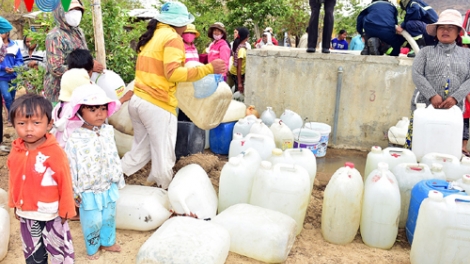 Thời sự chiều ngày 11/6/2015: Tỉnh Ninh Thuận hỗ trợ 2.000 tấn gạo cho gần 20.000 hộ dân chịu thiên tai do hạn hán ngay trong tuần này.