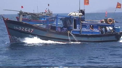 Thời sự đêm ngày 14/6/2015: Truy tìm tàu hàng đâm vỡ mạn trái tàu cá QNa 92647, khiến 1 ngư dân thiệt mạng, 3 người khác bị thương.