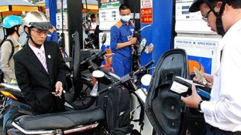 Thời sự chiều ngày 19/6/2015: Từ 3 giờ chiều nay, trong khi giá xăng các loại tăng 280 đồng thì dầu giảm 280-290 đồng một lít.
