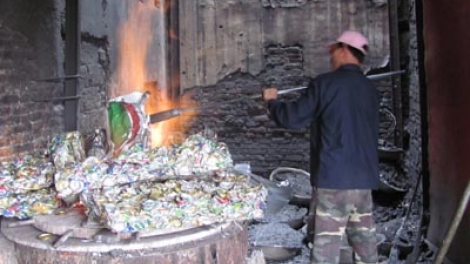 Báo động ô nhiễm từ các làng nghề tái chế chất thải công nghiệp