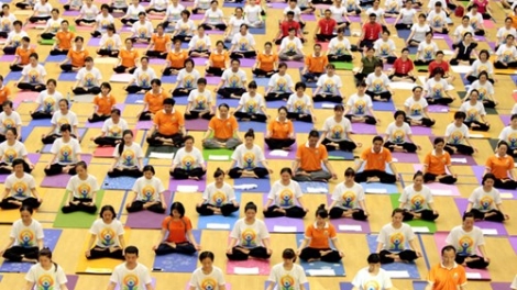 Thời sự chiều ngày 21/6/2015: Cùng với 190 quốc gia trên toàn thế giới, sáng nay, lần đầu tiên tại Việt Nam, 1 nghìn người đã cùng tham gia màn đồng diễn Yoga.