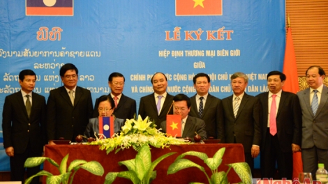 Thời sự đêm ngày 27/6/2015: Phó Thủ tướng Nguyễn Xuân Phúc dự lễ ký Hiệp định thương mại biên giới giữa hai nước Việt Nam và Lào.