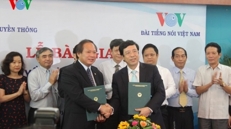 Thời sự chiều ngày 27/6/2015: Bộ Thông tin và truyền thông chính thức bàn giao nguyên trạng Đài Truyền hình kĩ thuật số VTC về Đài Tiếng nói Việt Nam.