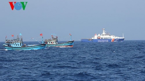 Kiểm ngư Việt Nam sát cánh cùng ngư dân bám biển (Biển đảo Việt Nam ngày 1/7/2015)