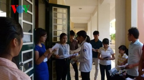 Thời sự chiều ngày 01/7/2015: Gần 1 triệu thí sinh trên cả nước hoàn thành 2 môn thi đầu tiên của kỳ thi Trung học phổ thông quốc gia 2015.