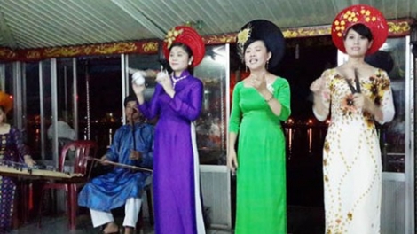 Ca Huế trên sông Hương: Đừng xem thường khán giả. (Theo dòng thời sự ngày 13/7/2015)