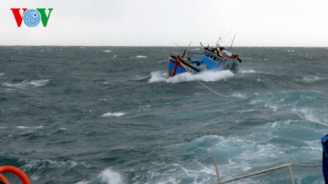 Đề phòng tai nạn tàu thuyền trong mùa mưa bão (Biển đảo Việt Nam ngày 13/7/2015)