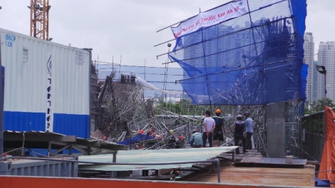 Thời sự đêm ngày 13/7/2015: Chủ tịch UBND thành phố Hồ Chí Minh yêu cầu Công an thành phố xem xét khởi tố vụ án sập giàn giáo công trình 17 tầng ở phường Tân Phong, quận 7.