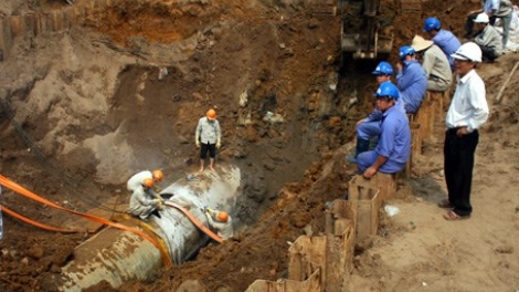 Thời sự trưa ngày 16/7/2015: Cơ quan Cảnh sát điều tra Bộ Công an vừa ra quyết định khởi tố bị can đối với 7 đối tượng liên quan đến vụ vỡ đường ống nước sông Đà, Hà Nội.