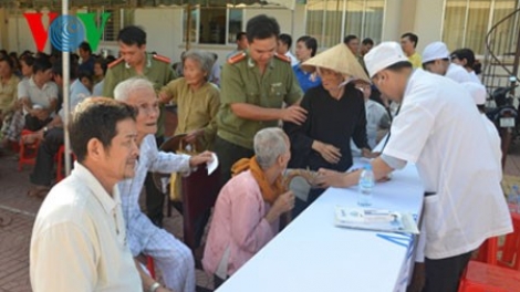Giám sát việc thực hiện chính sách pháp luật đối với người có công. (Quốc hội với cử tri ngày 17/7/2015)