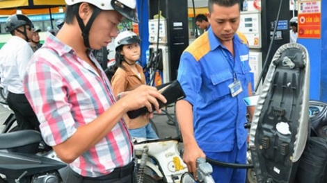 Thời sự chiều ngày 20/7/2015: Từ 15h chiều nay, giá xăng được điều chỉnh giảm 260 đồng/1 lít, xuống còn 20.120 đồng/1 lít.
