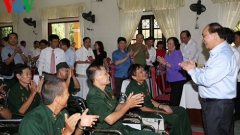 Thời sự chiều ngày 25/7/2015: Nhiều hoạt động thiết thực chăm lo đời sống vật chất, tinh thần cho thương bệnh binh, gia đình liệt sỹ.