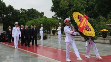 Thời sự trưa ngày 27/7/2015: Lãnh đạo Đảng, Nhà nước đến đặt vòng hoa, dâng hương tưởng niệm các Anh hùng liệt sỹ và vào lăng viếng Chủ tịch Hồ Chí Minh.