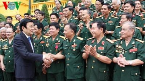 Thời sự trưa ngày 28/7/2015: Chủ tịch nước Trương Tấn Sang gặp mặt công đoàn viên Công đoàn Quân đội nhân dân, Công an nhân dân tiêu biểu.