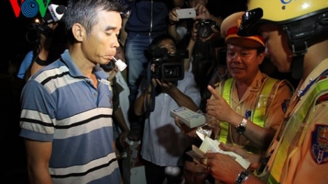 Xử lý vi phạm giao thông cần nghiêm minh. (Pháp luật và đời sống ngày 8/7/2015)