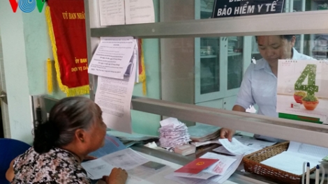 Vì sao người dân gặp khó khăn khi mua bảo hiểm y tế tự nguyện? (Chính phủ với người dân ngày 8/7/2015)