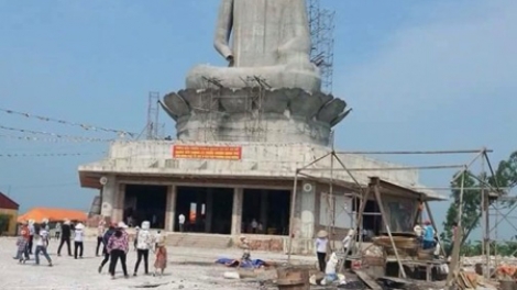 Thời sự đêm ngày 08/7/2015; Đình chỉ hoạt động xây dựng tại chùa Sắc Thiên Vương Quan Âm tại tỉnh Thái Bình sau vụ tượng Phật cao hơn 28 mét tại ngôi chùa này đổ sập vào chiều tối qua