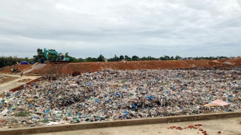 Thời sự trưa ngày 11/8/2015: Người dân phải bỏ nhà vì bãi rác gây ô nhiễm ngay tại trung tâm du lịch lớn nhất của tỉnh Thanh Hóa – thị xã Sầm Sơn.