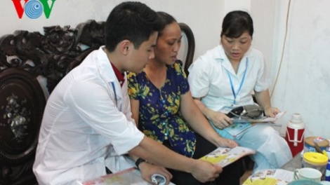 Không thể chủ quan với dịch sốt xuất huyết. (Theo dòng thời sự ngày 18/8/2015)