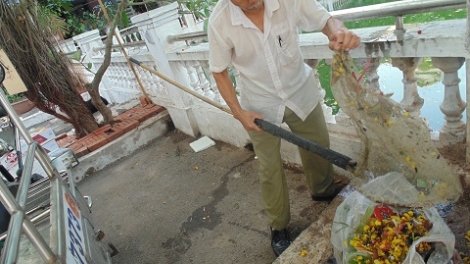 Cụ ông hơn 20 năm vớt rác không công ở hồ Hữu Tiệp, hay còn gọi là hồ B52, Hà Nội.