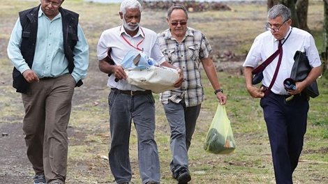 Thời sự chiều ngày 06/8/2015: Hãng hàng không Malaysia Airlines thông báo tìm thấy thêm các mảnh vỡ máy bay được cho là của máy bay MH370 trên đảo Rê-uy-ni-ông