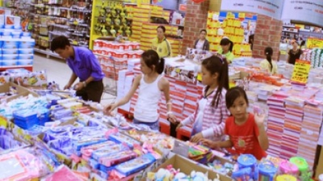 Thời sự trưa ngày 9/8/2015: Hàng Việt tiếp tục chiếm lĩnh thị trường hàng hóa phục vụ năm học mới tại Hà Nội và Thành phố Hồ Chí Minh.