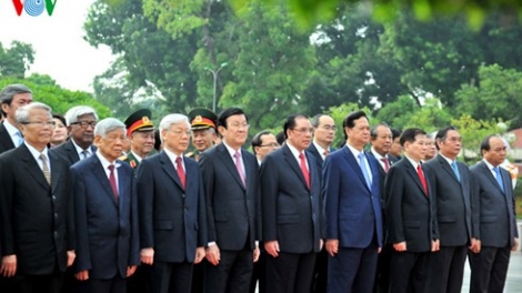 Lãnh đạo Đảng, Nhà nước vào lăng viếng Chủ tịch Hồ Chí Minh và tưởng niệm các Anh hùng liệt sỹ nhân 70 năm Cách mạng tháng Tám thành công và Quốc khánh 2/9.