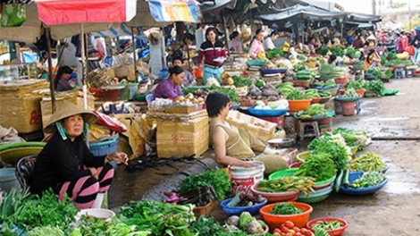 Xăng giảm giá, các mặt hàng tiêu dùng vẫn giữ giá.