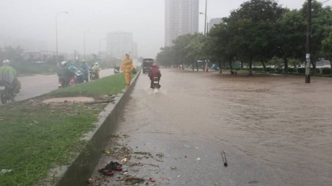 Mưa lớn tại thủ đô Hà Nội khiến nhiều tuyến phố bị ngập sâu, một số tuyến đường bị cấm lưu thông