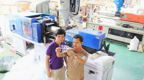 Doanh nhân trẻ Phạm Trung Hiếu - người đang đưa ốc vít Việt Nam ra thị trường thế giới.