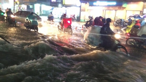 Thủy triều tại trạm Phú An trên sông Sài Gòn vượt mức báo động 3 khiến một đoạn bờ bao ở khu vực bán đảo Thanh Đa, quận Bình Thạnh bị tràn, nhiều tuyến đường bị ngập sâu (Thời sự đêm 17/10/2016)