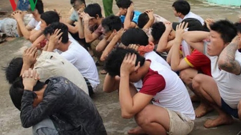 Đến nay Công an huyện Xuân Lộc, Đồng Nai đã thu gom được hơn 400 học viên trong số 540 học viên cai nghiên trốn trại (Thời sự đêm 24/10/2016)