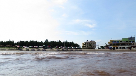 Đẩy sóng biển lùi xa, kéo chân trời gần lại ở xã Nam Cường, huyện Tiền Hải, tỉnh Thái Bình (31/10/2016)
