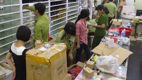 Nhiều vụ buôn bán, tiêu thụ hàng nhái, không rõ nguồn gốc, xuất xứ bị phát hiện (3/10/2016)